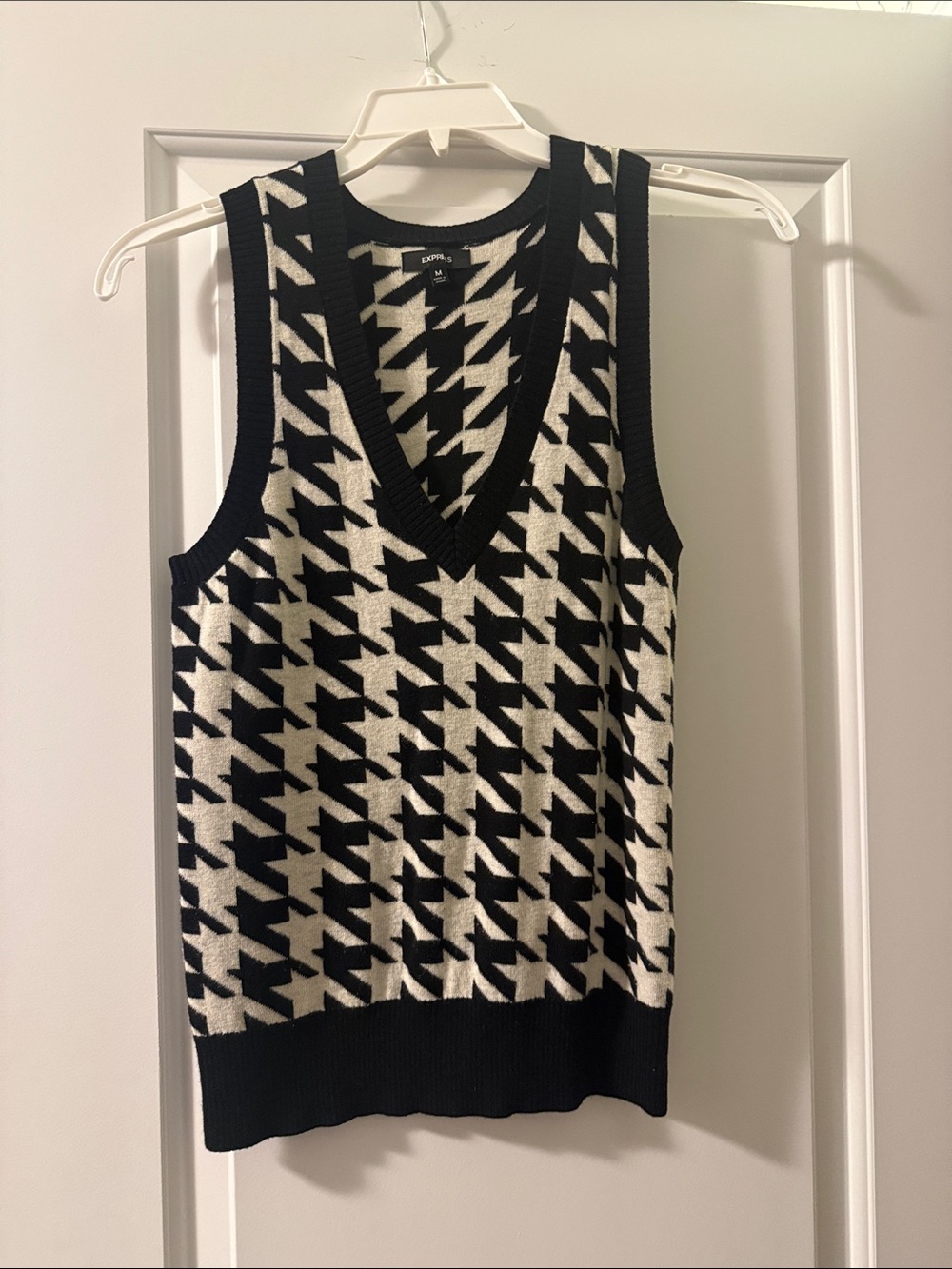 Express Houndstooth V-Neck Sweater Vest - Black & White size medium